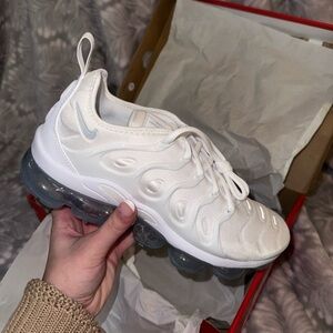 NIKE VAPORMAX (Men’s 8.5 or Women’s 9.5/10)